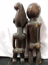 Load image into Gallery viewer, Wooden Couple Tikar Statue
